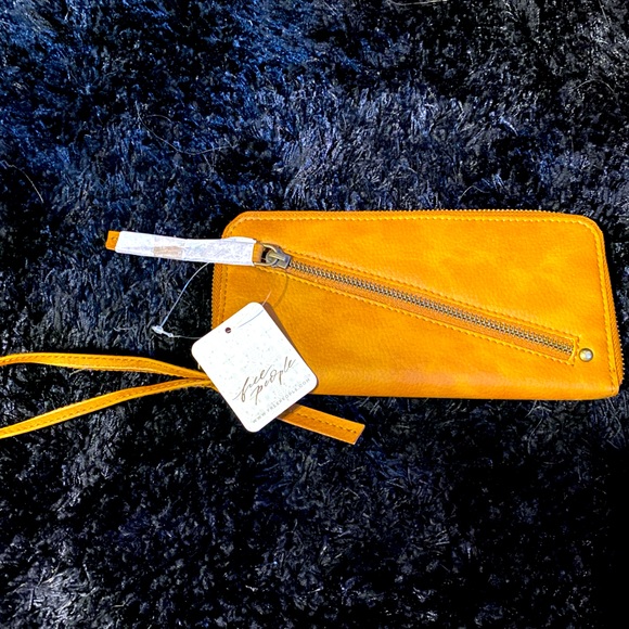FREE PEOPLE- vegan leather wallet - Picture 4 of 6